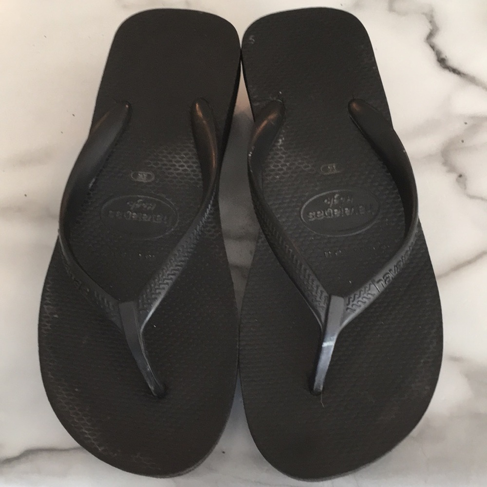 Black flip-flop wedges